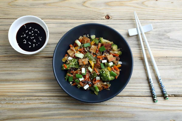 Smażone Tofu Gotowanych Warzyw Tle Tabeli Kuchnia — Zdjęcie stockowe
