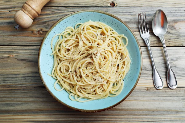 Mat Sammansättning Med Spaghetti Toppad Parmesan Sås Serveras Blå Plåt — Stockfoto
