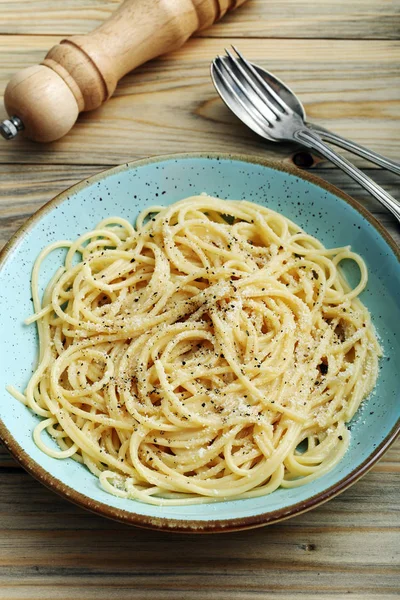 Composição Alimentos Com Espaguete Coberto Molho Parmesão Servido Placa Azul — Fotografia de Stock