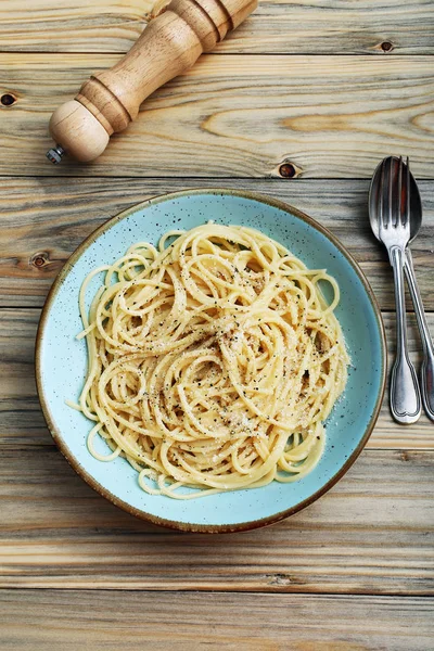 Mat Sammansättning Med Spaghetti Toppad Parmesan Sås Serveras Blå Plåt — Stockfoto