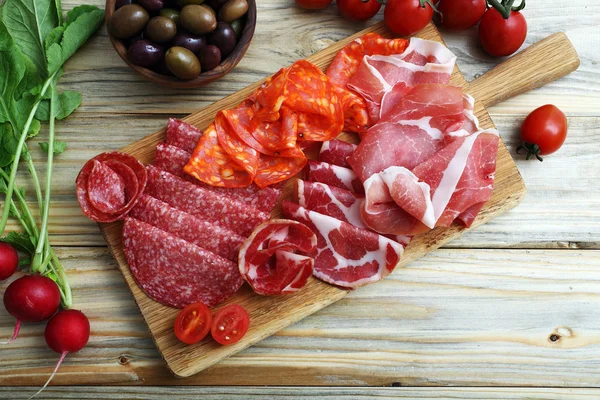 Gourmet Set Prosciutto Pepperoni Salami Slices Served Wooden Chopping Board — Stock Photo, Image