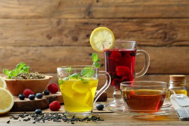 Zencefil limon ve otlar rustik arka plan cam bardakta meyve çayı