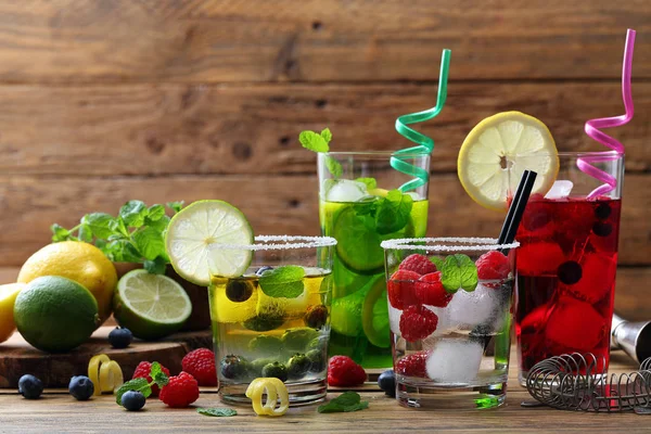 Detox Water Cocktail Met Bessen Citrusvruchten Glas — Stockfoto