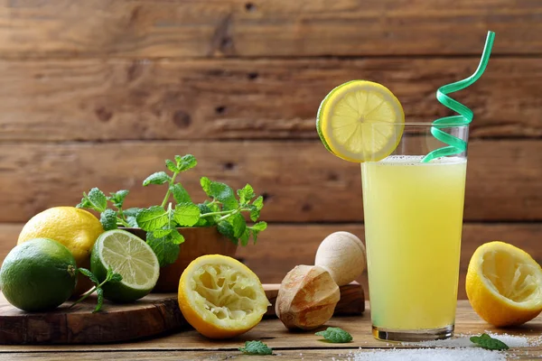 Succo Limone Vetro Sfondo Rustico — Foto Stock
