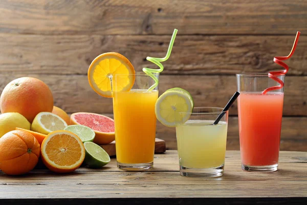 Succo Agrumi Tre Bicchieri Con Arancia Limone Pompelmo — Foto Stock