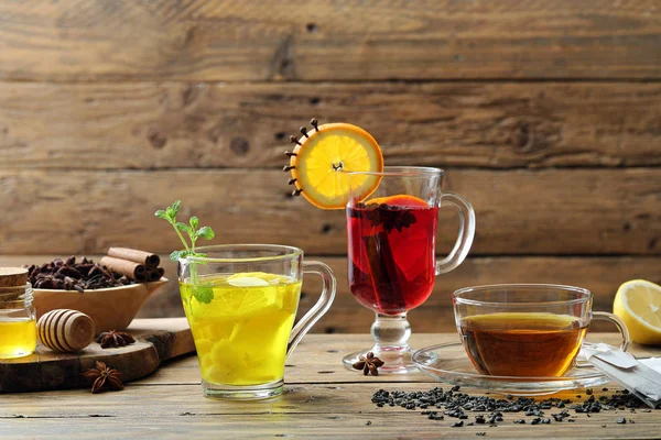 Chá Frutas Com Gengibre Limão Ervas Copo Vidro Fundo Rústico — Fotografia de Stock