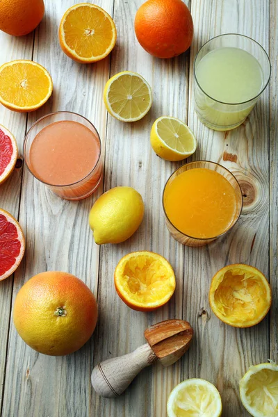 Sap Van Citrusvruchten Drie Glazen Met Oranje Vruchten Citroen Grapefruit — Stockfoto