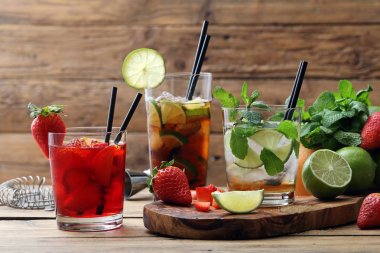 Tatlı limonata payet Ahşap doğrama tahtası ve masa ile servis