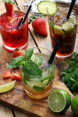 Ahşap masa ve doğrama tahtası payet ile portre tatlı limonata görünümünü servis.