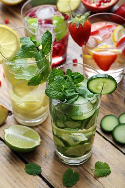 Çilek, limon, granat, salatalık ve nane yaprakları ile taze limonata.