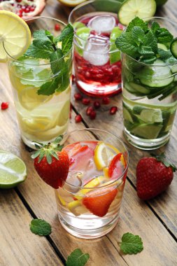 Çilek, limon, granat, salatalık ve nane yaprakları ile taze limonata.