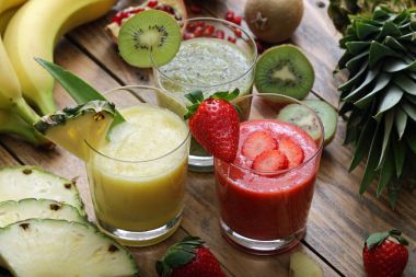 İştah açıcı meyve smoothies ahşap masa meyve ile servis