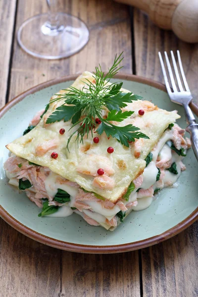 Smakelijke Lasagne Met Zalm Spinazie Geserveerd Met Dille Granaat Zaden — Stockfoto