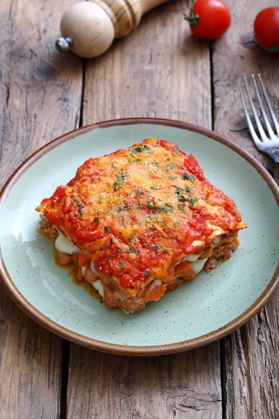 Klassisk Lasagne Med Blandat Kött Bechamel Och Bolognese Såser Serveras — Stockfoto