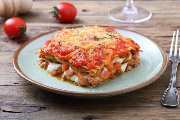 Lasaña Clásica Con Carne Mixta Bechamel Salsas Boloñesas Servidas Plato —  Fotos de Stock