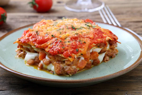 Klassische Lasagne Mit Gemischtem Fleisch Bechamel Und Bolognese Saucen Auf — Stockfoto