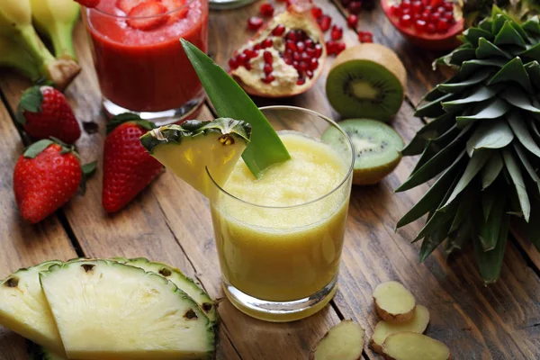 Aptitretande Fruktsmoothies Serveras Träbord Med Frukter — Stockfoto