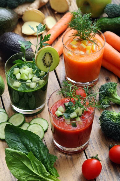 Drei Verschiedene Smoothie Sorten Mit Karotten Tomaten Und Gurken — Stockfoto