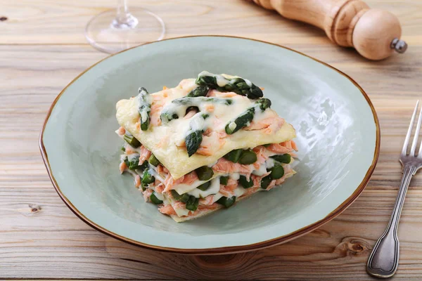 Lasagne Med Lax Och Hackad Sparris Med Bechamel Sås Serveras — Stockfoto