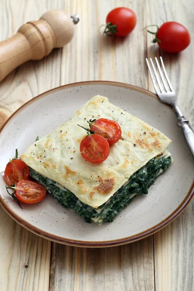 Vegetarische Lasagne Mit Gehacktem Spinat Und Bechamelsauce Auf Beigem Teller — Stockfoto
