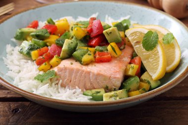 pirinç ve sebze rustik zemin üzerine haşlanmış somon