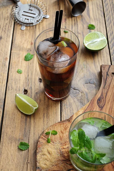 Bebida Larga Con Hojas Menta Lima Cola Fondo Rústico — Foto de Stock