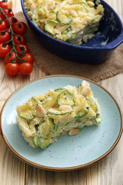 Bakad Sedanini Rigate Med Zucchini Jordnötter Och Ost Serveras Blå — Stockfoto