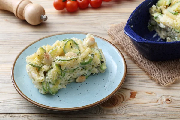 Bakad Sedanini Rigate Med Zucchini Jordnötter Och Ost Serveras Blå — Stockfoto