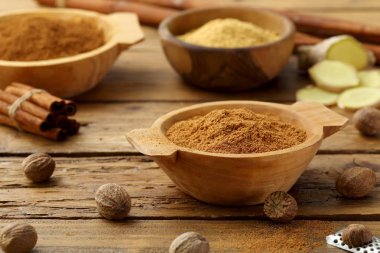 Beyaz arka plan üzerinde izole yaprak ile bütünleşmiş ve rendelenmiş küçük Hindistan cevizi