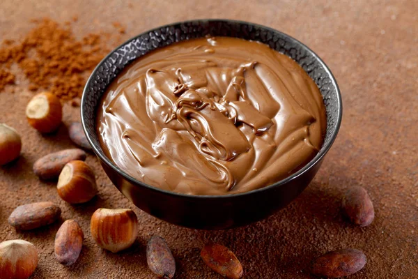 Smält Choklad Med Hasselnötter Brunt Träbord — Stockfoto