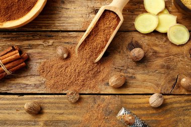 Beyaz arka plan üzerinde izole yaprak ile bütünleşmiş ve rendelenmiş küçük Hindistan cevizi