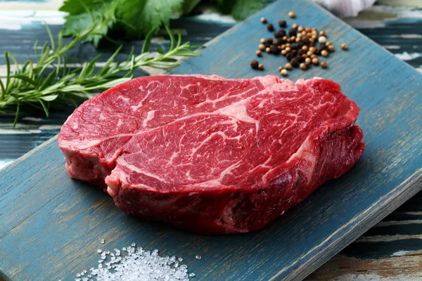 Hovězí Steak Zeleném Venkovském Stole — Stock fotografie