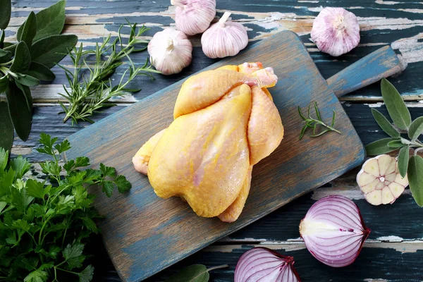 Kyckling Med Grönsaker Och Kryddor Grönt Rustikt Bord — Stockfoto