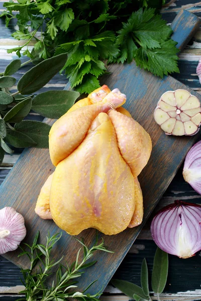 Kyckling Med Grönsaker Och Kryddor Grönt Rustikt Bord — Stockfoto