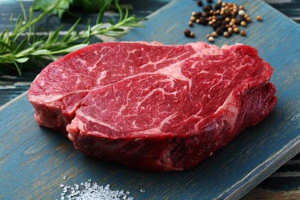 Rauw Vlees Biefstuk Groene Rustieke Tafel Rechtenvrije Stockfoto's