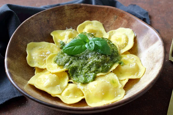 Gombóc Olasz Tészta Tortellini Pesto Szósszal — Stock Fotó