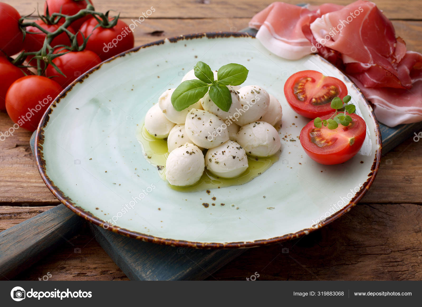 Entrée italienne fromage mozzarella aux tomates cerises, arugula
