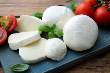 Domates ve fesleğenli geleneksel İtalyan mozzarellası