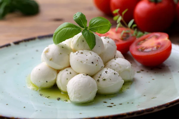 Traditionell Italiensk Mozzarella Med Tomat Och Basilika Rustikt Bord — Stockfoto