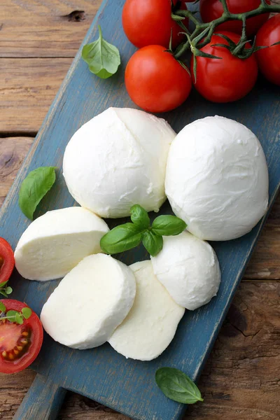 Traditioneller Italienischer Mozzarella Mit Tomate Und Basilikum Auf Rustikalem Tisch — Stockfoto