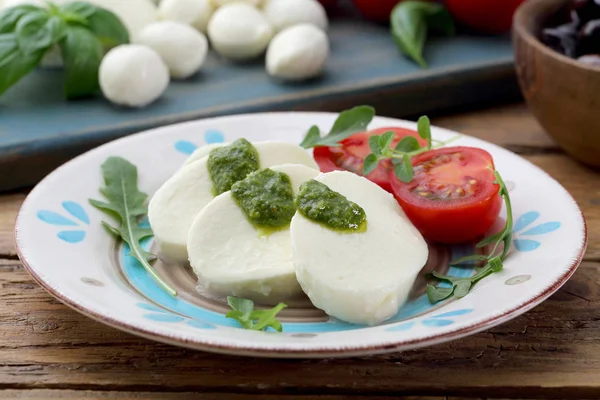 Traditioneller Italienischer Mozzarella Mit Tomate Und Basilikum Auf Rustikalem Tisch — Stockfoto