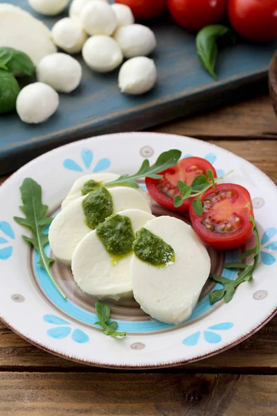 Traditioneller Italienischer Mozzarella Mit Tomate Und Basilikum Auf Rustikalem Tisch — Stockfoto