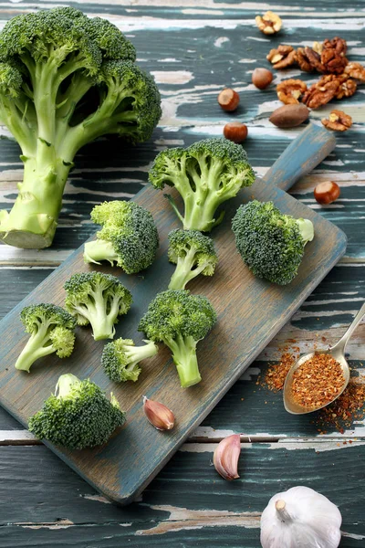 Brócoli Crudo Con Especias Tabla Picar Verde —  Fotos de Stock