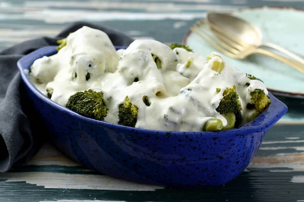 Broccoli Met Kaasroom Rustieke Groene Tafel — Stockfoto