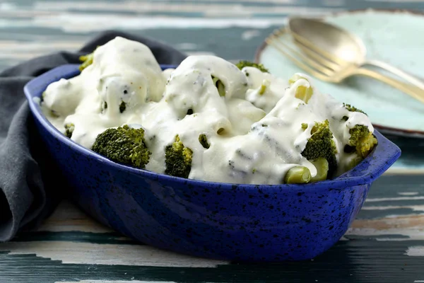 Brócoli Con Crema Queso Sobre Una Mesa Verde Rústica — Foto de Stock