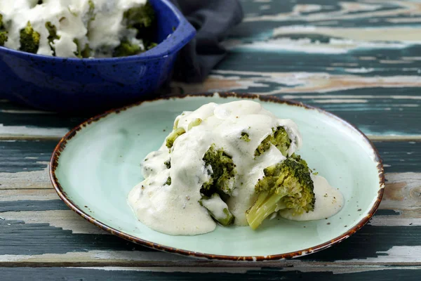 Brócoli Con Crema Queso Sobre Una Mesa Verde Rústica — Foto de Stock