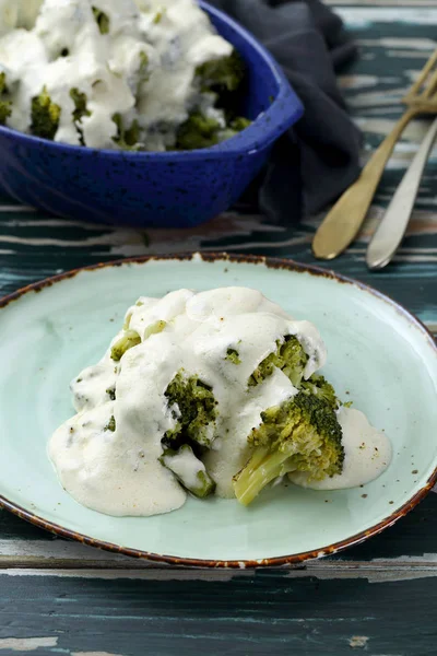素朴な緑のテーブルの上にチーズクリームとブロッコリー — ストック写真