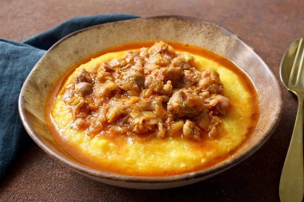 Polenta Maïsmeel Met Worstjes Saus Tomaat — Stockfoto