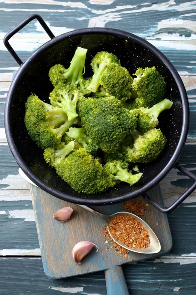 Broccoli Bolliti Padella Metallica Tavolo Verde Cucina Foto Stock