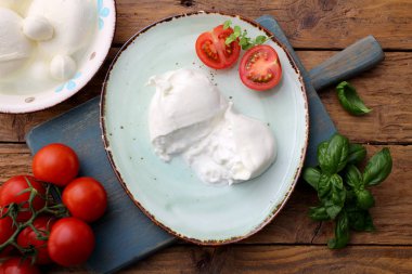 Domates ve fesleğenli geleneksel İtalyan mozzarellası